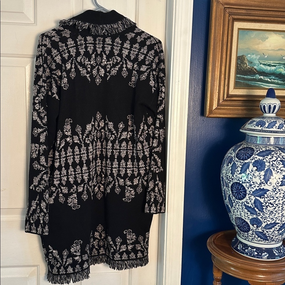 Women Chico’s Medallion Print Black & White Fringe Shawl Cardigan - Picture 5 of 6